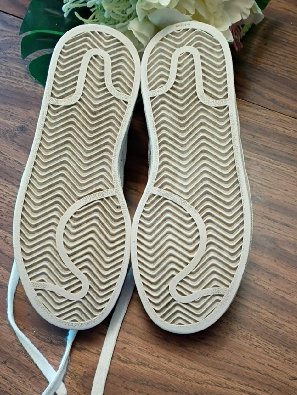 🩷Kids Adidas White Classic Shell Toe Sneakers - Picture 6 of 9